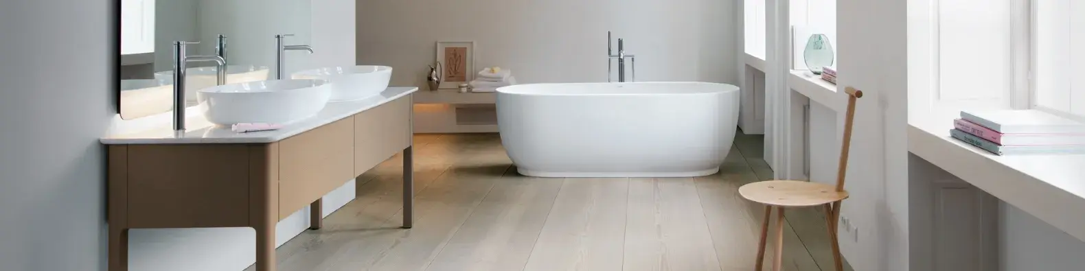 Jasna łazienka z wolnostojącą wanną