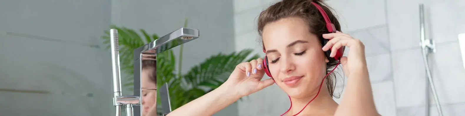 Czy wanna to dobre rozwiązanie dla małej łazienki.