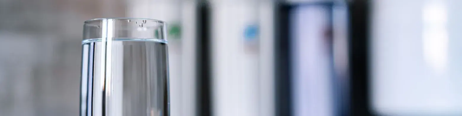 Czysta woda ze filtra w szklance