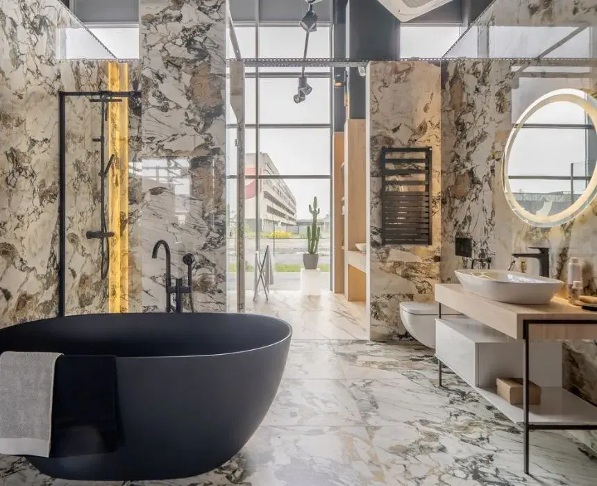 Łazienka marmur, czarna wanna - wystawa w salonie łazienek Elements