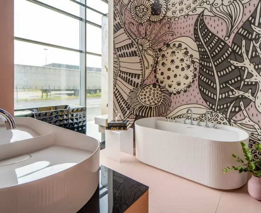 Owalna wanna, różowe pastelowe płytki Salon Łazienek Elements