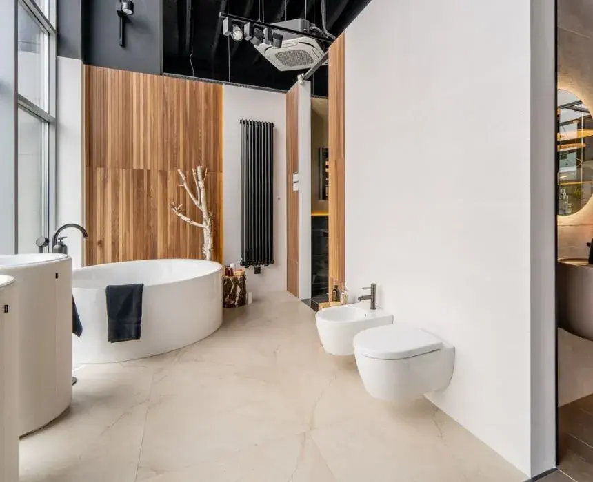 Jasna łazienka z drewnem w Salonie Łazienek Elements