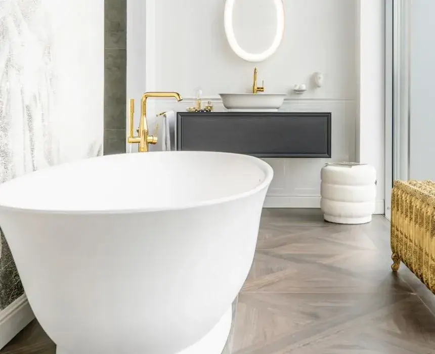 Klasyczna łazienka z wanną wolnostojącą w salonie Elements