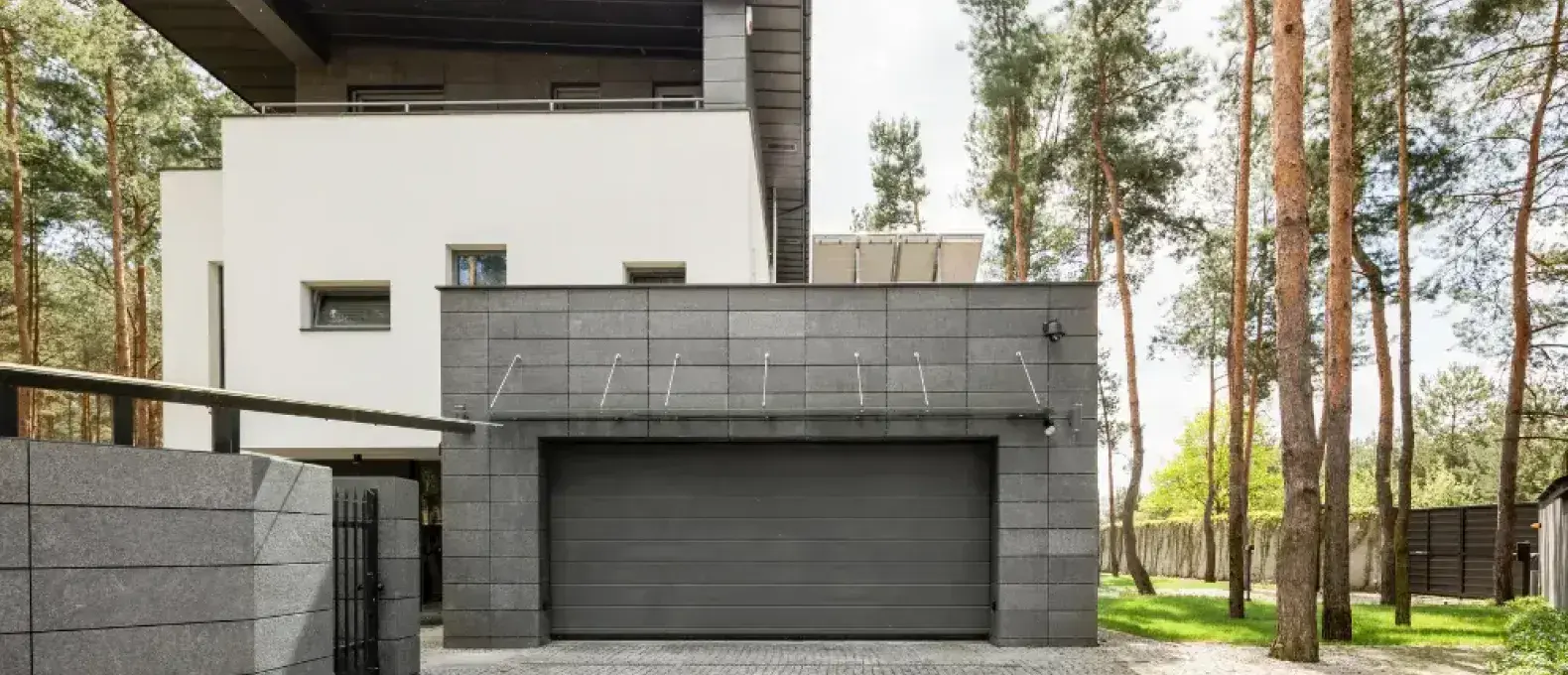 nowoczesny garaż przy domu